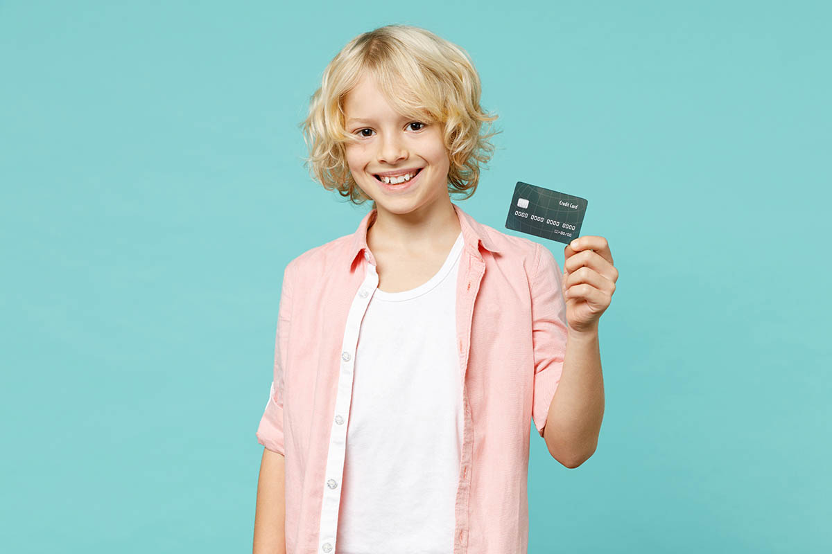 Банковская карта – не игрушка для детей, но если вы научите ребенка правильному обращению, то можете за него не переживать
