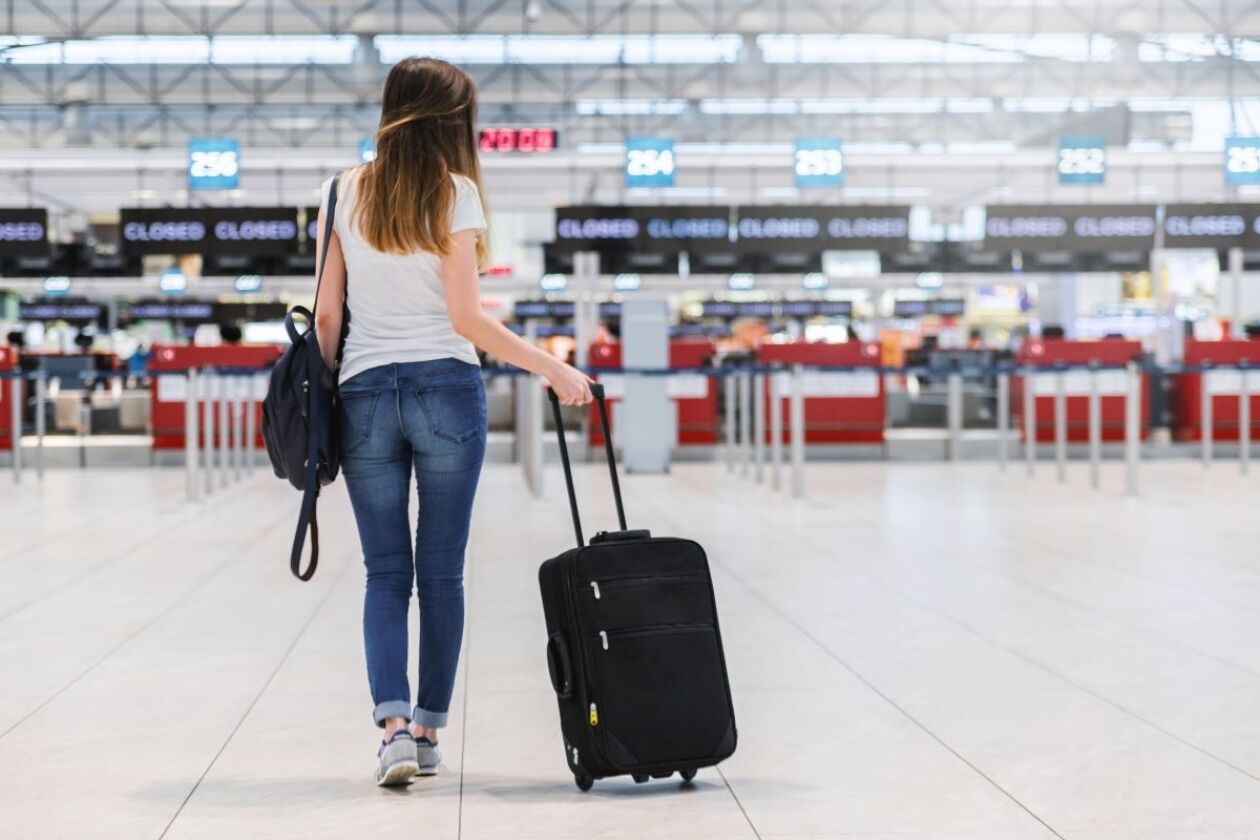 Люди с чемоданами в аэропорту